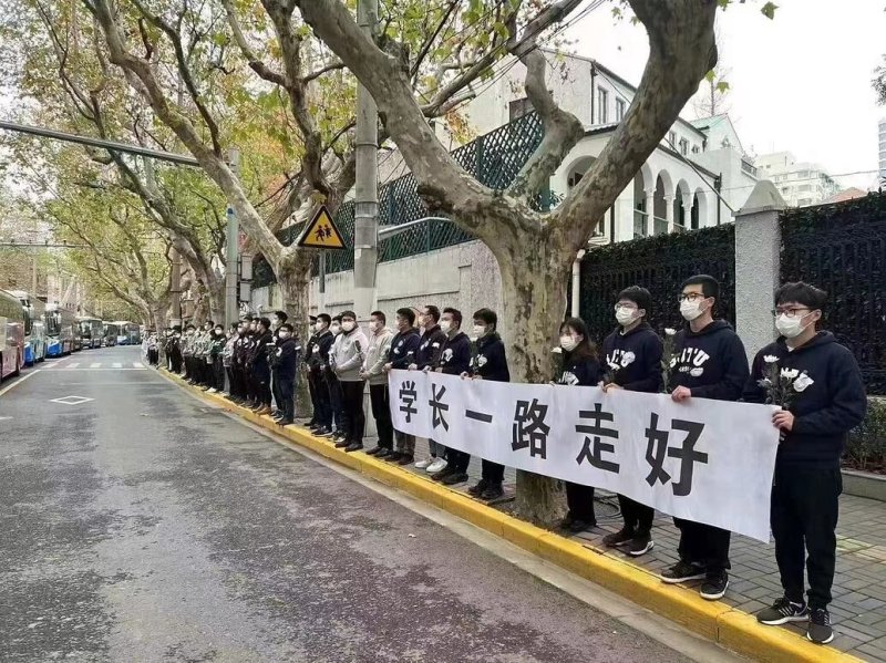 [서울=뉴시스]1일 중국 상하이 도심에서 젊은 청년들이 장쩌민 전 주석을 추모하는 현수막을 펼쳐보이고 있다. (사진=트위터) 2022.12.01. *재판매 및 DB 금지