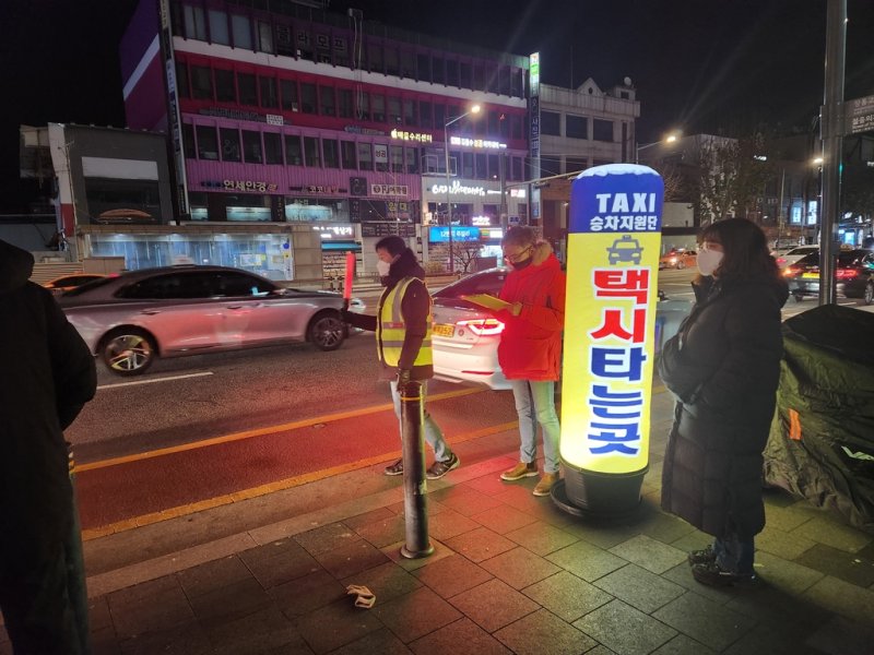종각역 인근 심야 택시 승차지원단 [촬영 김준태]