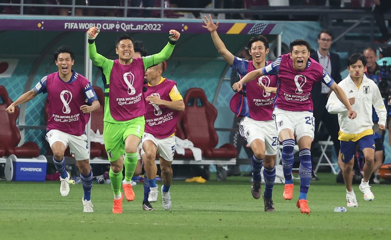 2일 오전(한국시간) 카타르 알라이얀의 칼리파 인터내셔널 스타디움에서 열린 2022 카타르 월드컵 조별리그 E조 3차전 일본과 스페인 경기. 2-1 승리를 거둔 일본 선수들이 경기 종료 뒤 환호하고 있다.연합뉴스