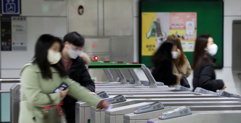 1일 오전 서울 종로구 지하철 5호선 광화문역에서 시민들이 발걸음을 옮기고 있다. ⓒ News1 이승배 기자