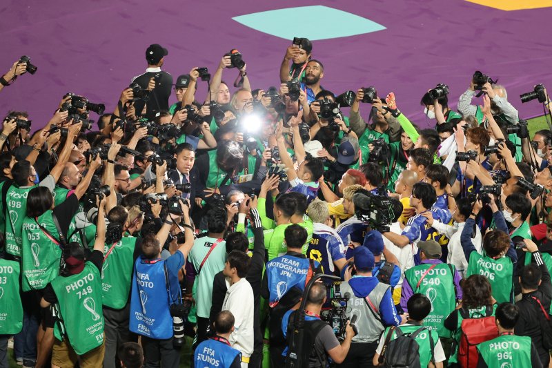 취재진에 둘러싸인 일본 선수들 (알라이얀=연합뉴스)