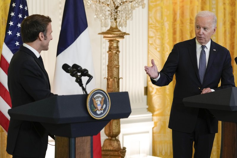 조 바이든(오른쪽) 미국 대통령이 1일(현지시간) 미국 워싱턴 백악관 이스트룸에서 에마뉘엘 마크롱 프랑스 대통령과 공동 기자회견을 하고 있다. AP뉴시스