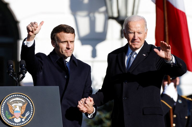 에마뉘엘 마크롱 프랑스 대통령(왼쪽)과 조 바이든 미국 대통령이 1일(현지시간) 정상회담에 앞서 악수를 하고 있다. ⓒ 로이터=뉴스1 ⓒ News1 이유진 기자