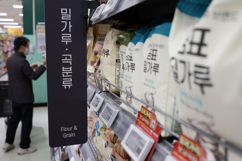 서울 시내 한 대형마트에 밀가루 등 가공식품이 진열돼 있다. /사진=뉴시스