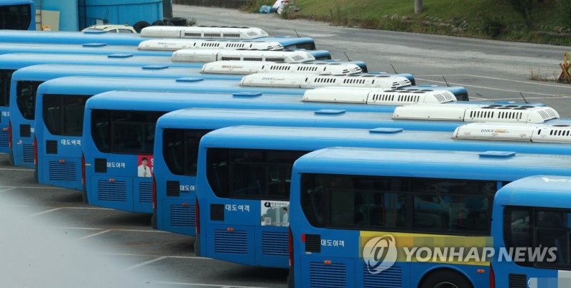 업체 경영난에 멈춰선 원주 시내버스 (출처=연합뉴스)
