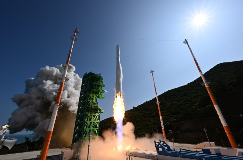 한국형 발사체 누리호(KSLV-Ⅱ)가 21일 전남 고흥군 나로우주센터 발사대에서 화염을 내뿜으며 우주로 날아오르고 있다. 뉴시스