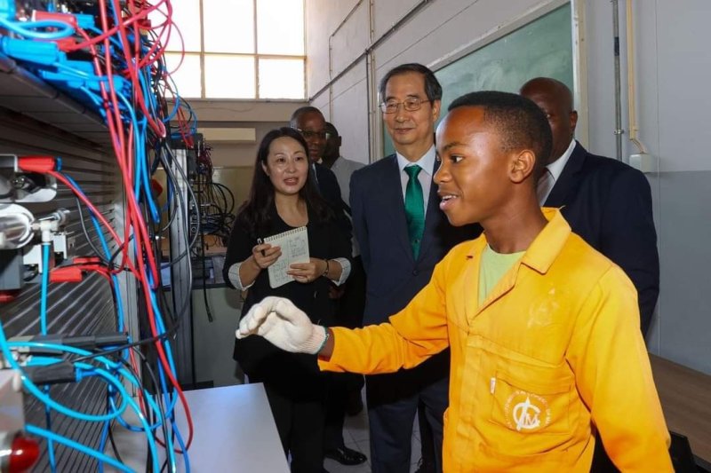 [서울=뉴시스]한덕수 총리가 지난 1일 모잠비크 마톨라 산업학교를 방문해 현지 학생들이 현대 소나타를 갖고 직업훈련을 하고 있는 모습을 지켜보고 있다.