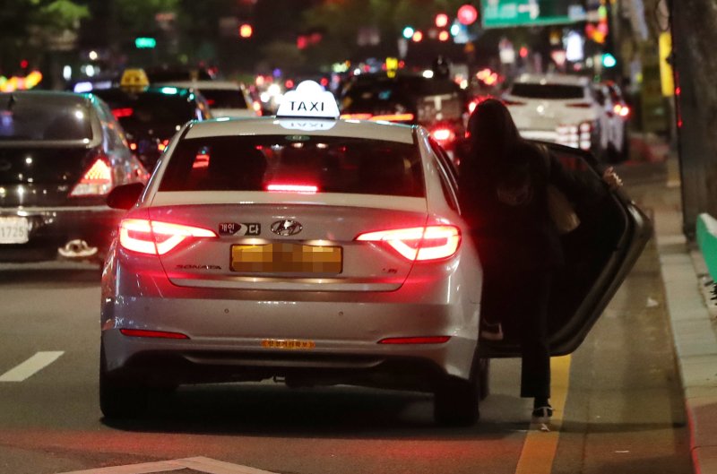 서울 종각역 부근에서 한 시민이 택시를 이용하고 있다. ⓒ News1 박세연 기자