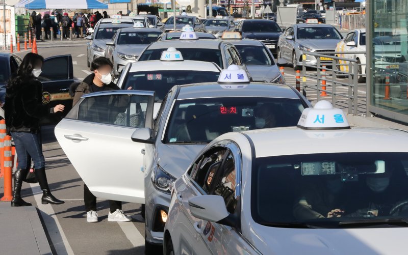 1일 서울역 택시승강장에서 손님들이 택시를 이용하고 있다. ⓒ News1 박세연 기자