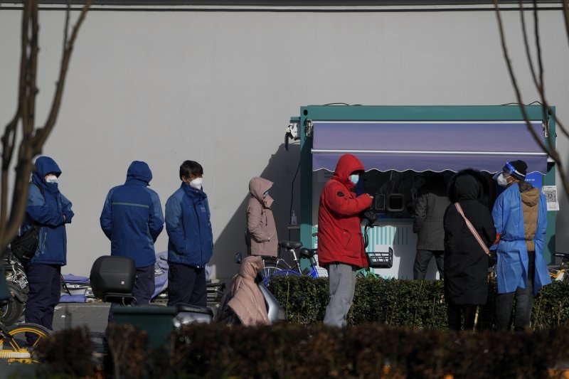 [베이징=AP/뉴시스] 29일 중국 베이징에서 주민들이 영하의 날씨 속에 코로나19 검사를 받기 위해 순서를 기다리고 있다. 2022.11.29