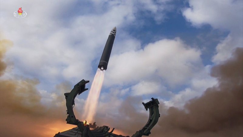 [서울=뉴시스] 조선중앙TV는 김정은 북한 국무위원장의 지도 아래 18일 발사한 화성-17형 미사일 시험 발사 영상을 19일 보도했다. (사진=조선중앙TV 캡처) 2022.11.19. photo@newsis.com *재판매 및 DB 금지