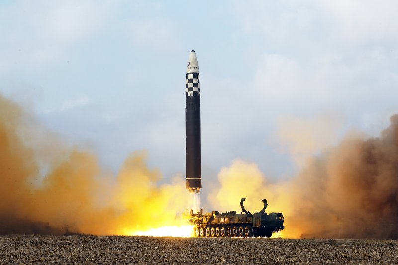 (평양 노동신문=뉴스1) = 북한이 지난 18일 신형 대륙간탄도미사일(ICBM) '화성포-17형'을 시험 발사하는 모습