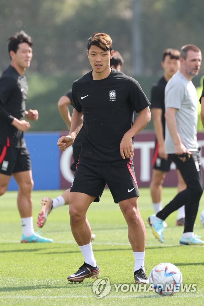 훈련하는 황희찬 훈련하는 황희찬 (도하=연합뉴스) 김주성 기자 = 2022 카타르 월드컵 조별리그 3차전 포르투갈과의 경기를 앞둔 축구대표팀의 황희찬 등 선수들이 1일 오전(현지시간) 카타르 도하 알에글라 훈련장에서 훈련하고 있다. 2022.12.1 utzza@yna.co.kr (끝)