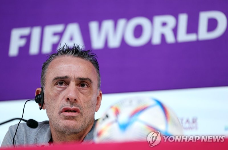 벤투 감독, 포르투갈전 공식 기자회견 벤투 감독, 포르투갈전 공식 기자회견 (알라이얀=연합뉴스) 김도훈 기자 = 2022 카타르 월드컵 조별리그 3차전 포르투갈과의 경기를 하루 앞둔 1일(현지시간) 카타르 알라이얀의 카타르 국립 컨벤션센터(QNCC)에 마련된 미디어센터(MMC)에서 파울루 벤투 감독이 기자회견을 하고 있다. 2022.12.1 superdoo82@yna.co.kr (끝)