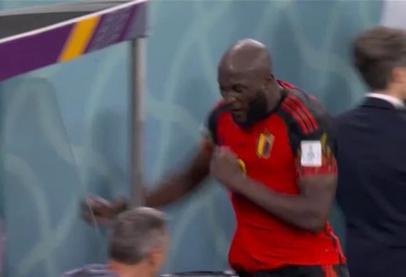 벨기에의 루카쿠가 크로아티아와의 경기 이후 경기장을 나가면서 오른손으로 벤치 유리벽을 때려 부쉈다. 트위터 캡처