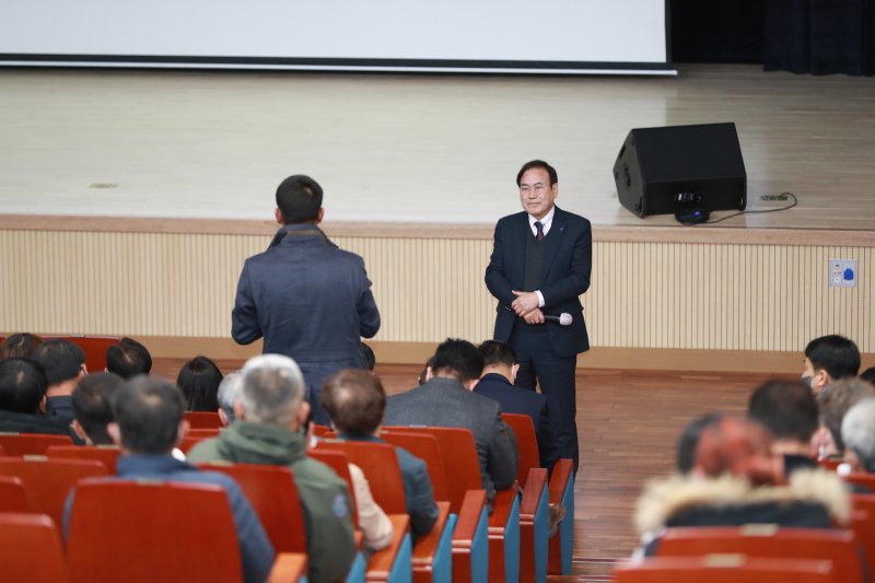 서거석 전북교육감(우측)이 지난 1일 전북교육청에서 열린 학교운영위원장 소통 행사에서 질문을 받고 있다. /사진=전북교육청