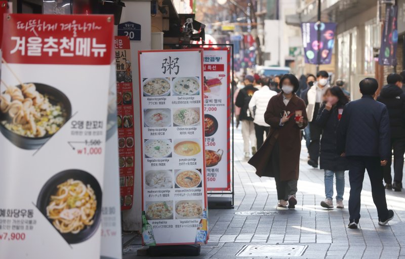 지난달 소비자물가 상승률이 5.0%를 기록하며 한 달 전보다 0.7%포인트(p)나 낮아졌다. 2일 통계청이 발표한 '11월 소비자물가동향'에 따르면 지난달 소비자물가지수는 109.10(2020년=100)으로 작년 같은 달보다 5.0% 올랐다. 지난 4월(4.8%) 이후 가장 낮은 상승률이다. 사진은 이날 서울 서울 중구 명동 거리의 음식점 안내판. /연합뉴스
