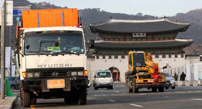 서울 종로구 광화문광장 인근에 제설차량이 비상 대기하고 있다. (뉴스1 DB) 2021.1.17/뉴스1 ⓒ News1 오대일 기자