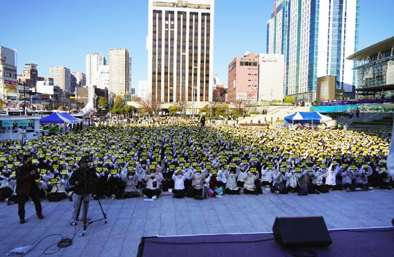 2일 오후 부산 동구 부산역 광장 앞에서 부산, 울산, 경남, 대구, 경북 5개 지역 간호사와 예비간호사 1만여 명이 모인 '간호법 제정 촉구 영남지역 합동 궐기대회'가 열렸다./제공=대한간호협회