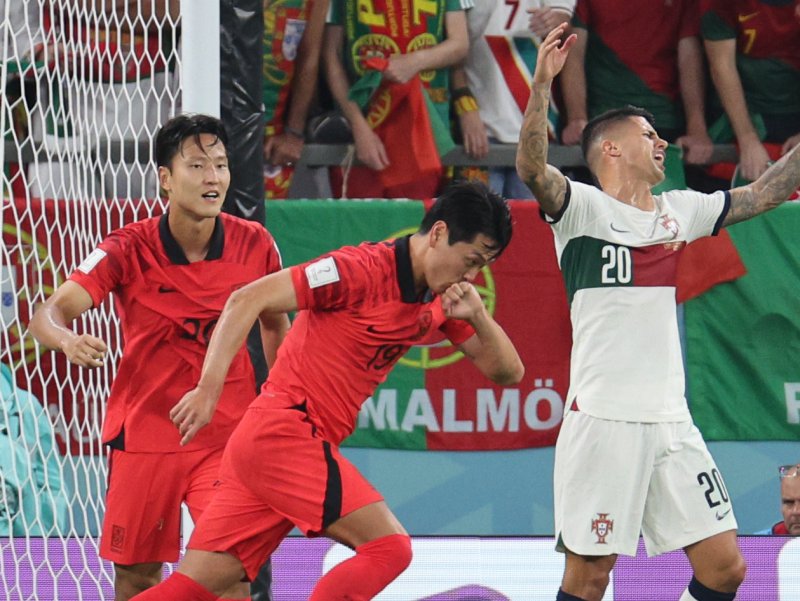 2일 오후(현지시간) 카타르 알라이얀 에듀케이션 시티 스타디움에서 열린 2022 카타르 월드컵 조별리그 H조 3차전 대한민국과 포르투갈의 경기에서 대한민국 김영권이 동점골을 넣은 후 세리머니를 하고 있다. 2022.12.3/뉴스1 ⓒ News1 이광호 기자