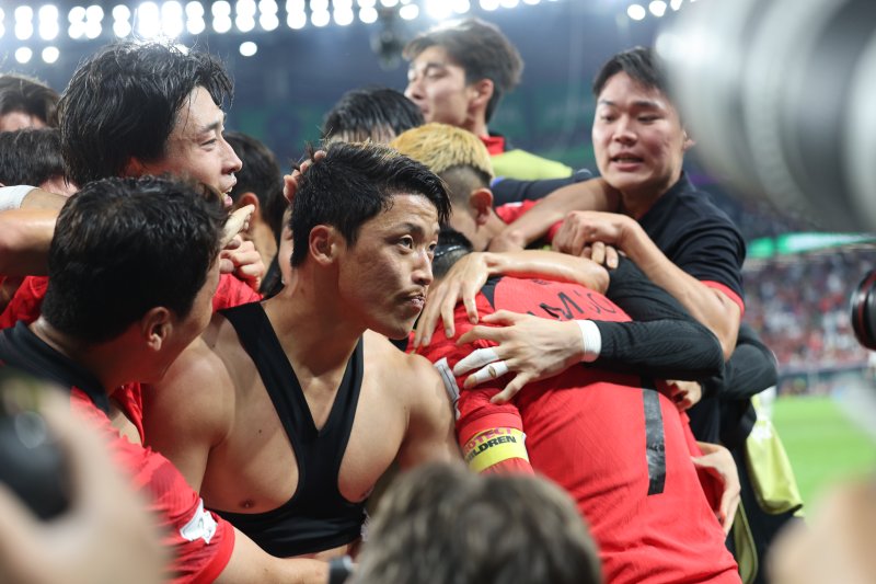 2일 오후(현지시간) 카타르 알라이얀 에듀케이션 시티 스타디움에서 열린 2022 카타르 월드컵 조별리그 H조 3차전 대한민국과 포르투갈의 경기에서 대한민국 황희찬이 역전골을 넣은 뒤 팀 동료들에 둘러싸여 기쁨을 나누고 있다. 2022.12.3/뉴스1 ⓒ News1 이광호 기자