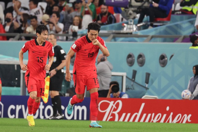 2일 오후(현지시간) 카타르 알라이얀 에듀케이션 시티 스타디움에서 열린 2022 카타르 월드컵 조별리그 H조 3차전 대한민국과 포르투갈의 경기에서 대한민국 김영권이 동점골을 넣은 뒤 기뻐하고 있다. 2022.12.3/뉴스1 ⓒ News1 이광호 기자