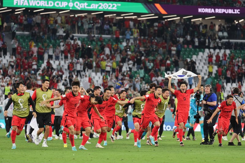 2일 오후(현지시간) 카타르 알라이얀 에듀케이션 시티 스타디움에서 열린 2022 카타르 월드컵 조별리그 H조 3차전 대한민국과 포르투갈의 경기에서 2대 1로 승리하며 16강 진출을 확정지은 대한민국 선수들이 환호하고 있다. 2022.12.3/뉴스1 ⓒ News1 이광호 기자