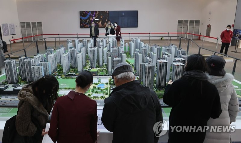 둔촌주공 모형 살펴보는 방문객들 둔촌주공 모형 살펴보는 방문객들 (서울=연합뉴스) 류효림 기자 = 1일 서울 강동구 둔촌동 일원에 문을 연 둔촌주공아파트(올림픽파크포레온) 견본주택에서 방문객들이 재건축 단지 모형을 살펴보고 있다. 2022.12.1 ryousanta@yna.co.kr (끝)