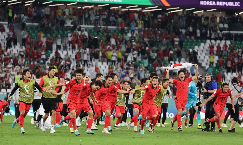 2일 오후(현지시간) 카타르 알라이얀 에듀케이션 시티 스타디움에서 열린 2022 카타르 월드컵 조별리그 H조 3차전 대한민국과 포르투갈의 경기에서 2대 1로 승리하며 16강 진출을 확정지은 대한민국 선수들이 응원단을 향해 달려가고 있다. ⓒ News1