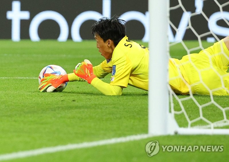 김승규 '절대 막는다!' 김승규 '절대 막는다!' (알라이얀=연합뉴스) 김도훈 기자 = 24일 오후(현지시간) 카타르 알라이얀의 에듀케이션 시티 스타디움에서 열린 2022 카타르 월드컵 조별리그 H조 1차전 대한민국과 우루과이 경기. 대표팀 골키퍼 김승규가 우루과이 다르윈 누녜스의 크로스를 막아내고 있다. 2022.11.25 superdoo82@yna.co.kr (끝)