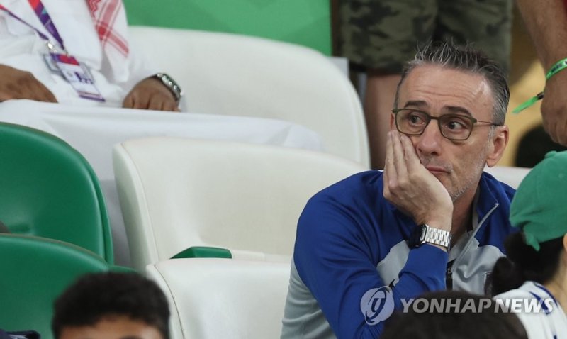 선수들 움직임 살피는 벤투 감독 선수들 움직임 살피는 벤투 감독 (알라이얀=연합뉴스) 임헌정 기자 = 3일 오전(한국시간) 카타르 알라이얀의 에듀케이션 시티 스타디움에서 열린 2022 카타르 월드컵 조별리그 H조 3차전 대한민국과 포르투갈 경기. 전반 한국 파울루 벤투 감독이 VIP석에서 경기를 관람하며 선수들의 움직임을 살피고 있다. 2022.12.3 kane@yna.co.kr (끝)