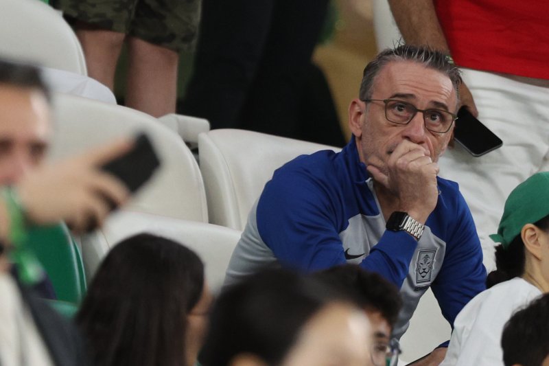 파울루 벤투 대한민국 축구대표팀 감독이 2일 오후(현지시간) 카타르 알라이얀 에듀케이션 시티 스타디움에서 열린 2022 카타르 월드컵 조별리그 H조 3차전 포르투갈과의 경기를 관중석에 앉아 지켜보고 있다. 2022.12.3/뉴스1 ⓒ News1 이동해 기자