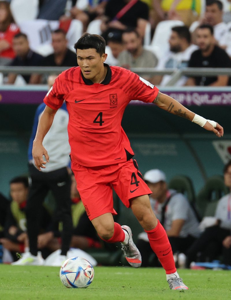 김민재가 24일 오후(현지시간) 카타르 알라이얀 에듀케이션 시티 스타디움에서 열린 2022 카타르 월드컵 조별리그 H조 1차전 대한민국과 우루과이의 경기에서 드리블을 하고 있다. 2022.11.25/뉴스1 ⓒ News1 이광호 기자