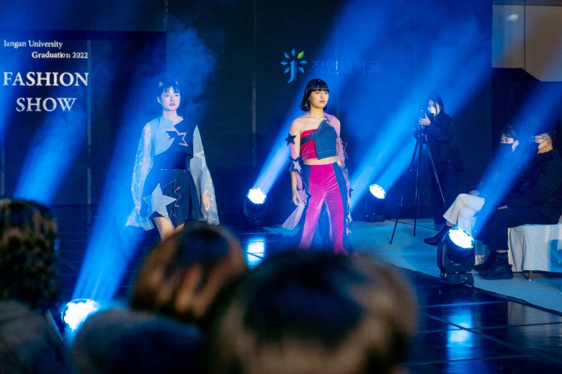 [화성=뉴시스] 코로나 팬데믹 이후 3년 만에 열린 장안대학교 패션디자인학과 대면 패션쇼. (사진=학과 제공) 2022.12.03. photo@newsis.com *재판매 및 DB 금지