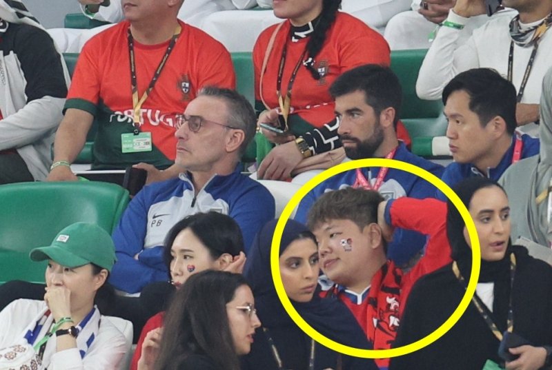 파울루 벤투 대한민국 축구대표팀 감독이 2일 오후(현지시간) 카타르 알라이얀 에듀케이션 시티 스타디움에서 열린 2022 카타르 월드컵 조별리그 H조 3차전 포르투갈과의 경기를 관중석에 앉아 지켜보고 있다. 벤투 감독 앞에는 여행 유튜버 '곽튜브'가 앉아 있다. ⓒ 뉴스1