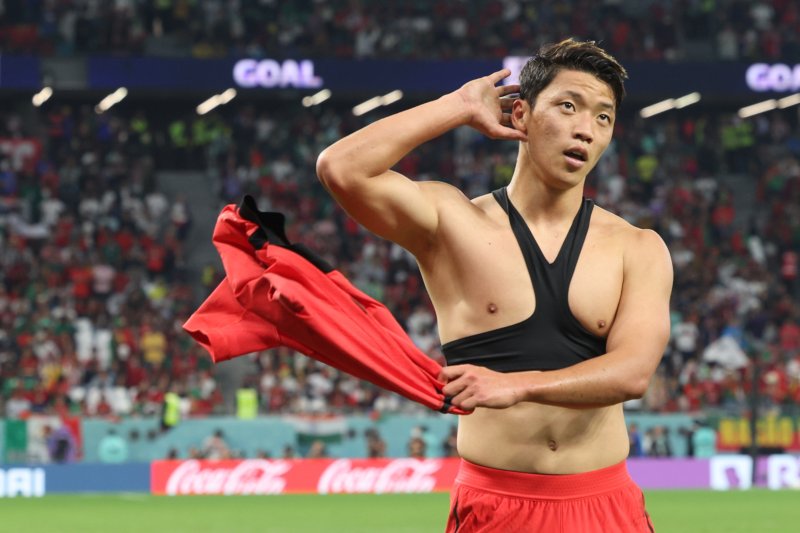 2일 오후(현지시간) 카타르 알라이얀 에듀케이션 시티 스타디움에서 열린 2022 카타르 월드컵 조별리그 H조 3차전 대한민국과 포르투갈의 경기에서 대한민국 황희찬이 역전골을 성공시킨뒤 세리머니를 하고 있다. 2022.12.3/뉴스1 ⓒ News1 이광호 기자