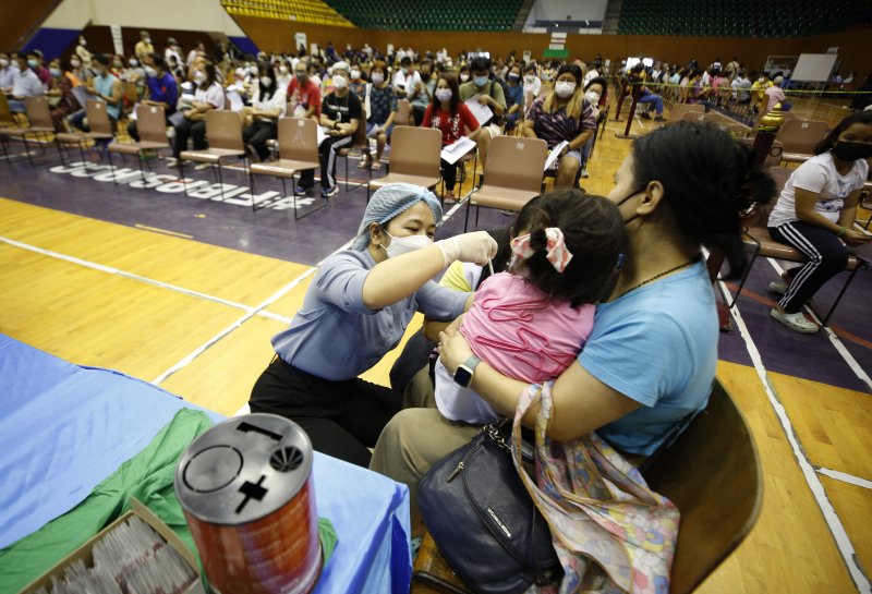 태국 방콕에서 3일 현지 주민들이 코로나19 백신 추가접종(부스터샷)을 받고 있다.EPA연합뉴스