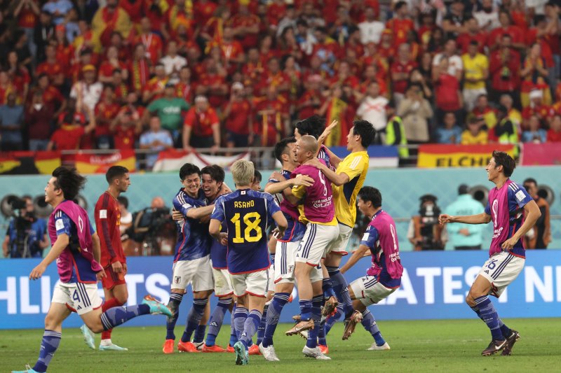 1일 오후(현지시간) 카타르 도하 칼리파 스타디움에서 열린 2022 카타르 월드컵 조별리그 E조 3차전 스페인과 일본의 경기에서 2대 1로 역전승한 일본 선수들이 기쁨을 나누고 있다.2022.12.2/뉴스1 ⓒ News1 이광호 기자