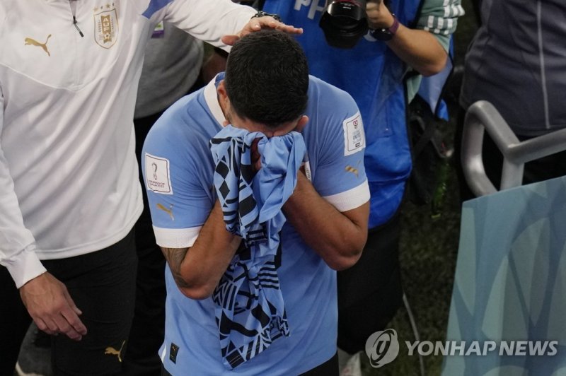 자신의 마지막 월드컵을 조별리그 탈락으로 마감한 수아레스 Uruguay's Luis Suarez cries at the end of the World Cup group H soccer match between Ghana and Uruguay, at the Al Janoub Stadium in Al Wakrah, Qatar, Friday, Dec. 2, 2022. (AP Photo/Aijaz Rahi)