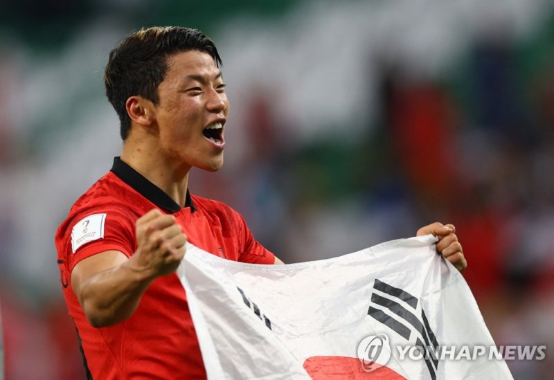 Soccer Football - FIFA World Cup Qatar 2022 - Group H - South Korea v Portugal - Education City Stadium, Al Rayyan, Qatar - December 2, 2022 South Korea's Hwang Hee-chan celebrates with a flag after the match as South Korea qualify for the knockout stages REUTERS/Matthew Childs /사진=연합뉴스