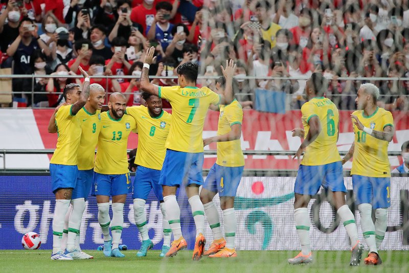 2일 서울월드컵경기장에서 열린 2002 한일월드컵 20주년 기념 평가전 대한민국과 브라질의 경기, 전반 브라질 히살리송(왼쪽 두 번째)이 선취골을 넣은 후 동료들과 기뻐하고 있다. 2022.6.2/뉴스1 ⓒ News1 김진환 기자