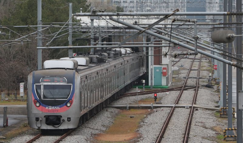 지난달 29일 오전 경기 오산시 수도권 전철 1호선 서동탄역에 위치한 병점차량기지에서 전동차가 운행 준비를 하고 있다. ⓒ News1 김영운 기자