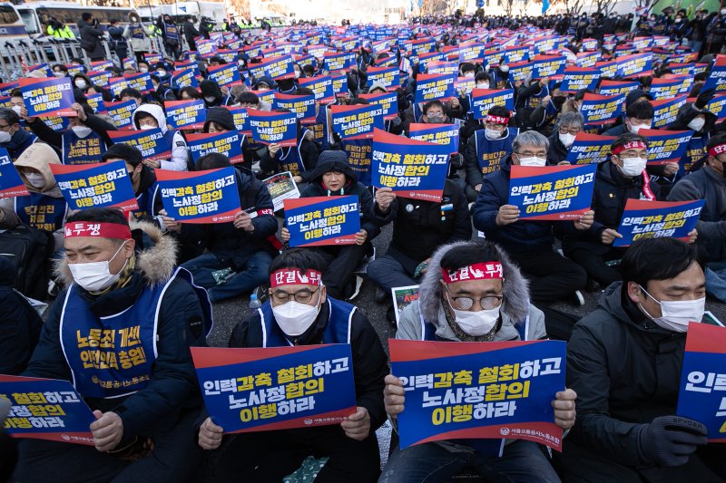 서울교통공사노동조합원들이 지난달 30일 오전 서울 중구 서울광장에서 총파업 출정식을 갖고 인력감축 철회, 노사정 합의 이행 등을 촉구하고 있다. ⓒ News1 이승배 기자