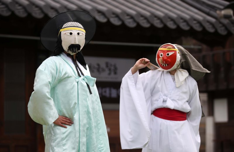 4일 서울 중구 남산국악당에서 유네스코 '한국의 탈춤' 인류무형문화유산 등재를 기념해 양주별산대놀이가 공연되고 있다. /사진=뉴시스