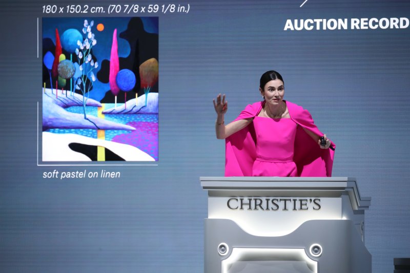[홍콩=뉴시스] 박진희 기자 = 조지나 힐튼(GEORGINA HILTON/크리스티 아시아 태평양 고전 미술 부서 헤드) 경매사가 30일 홍콩 컨벤션 센터(HKCEC) 크리스티 홍콩 경매장에서 열린 '포스트-밀레니엄(Post-Millennium) 이브닝 경매'에 출품된 니콜라스 파티(Nicolas Party) 작가의 작품 'Blue Sunset'을 경매하고 있다. 작품은 7,251,872,600원에 낙찰됐다. 2022.11.30. pak7130@newsis.com