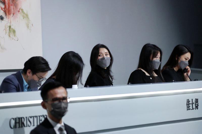 [홍콩=뉴시스] 박진희 기자 =30일 크리스티 홍콩 '20·21세기 미술 이브닝 경매'가 열린 홍콩 컨벤션 센터(HKCEC) 경매장은 아시아 지역에서 온 대표들과 직원들이 고객들을 대신해 치열한 응찰을 벌인다. 2022.12.01. pak7130@newsis.com