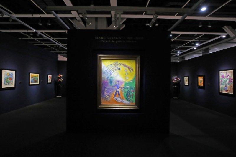 [홍콩=뉴시스] 박진희 기자 = 29일 크리스티 홍콩 프리뷰 전시장인 홍콩 컨벤션 센터(HKCEC)를 찾은 관람객이 '샤갈 특별 경매 전시관'을 돌아보고 있다. 크리스티 홍콩은 올해 마지막 경매로 추정가 총 12억~17억 홍콩 달러(한화 약 2040억) 규모의 총 5개 경매를 펼친다. 2022.11.29. pak7130@newsis.com