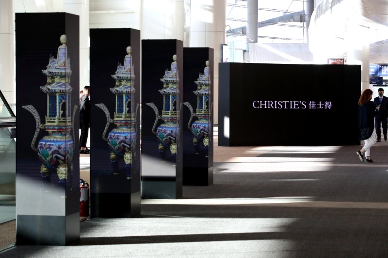 [홍콩=뉴시스] 박진희 기자 = 29일 크리스티 홍콩 프리뷰 전시장인 홍콩 컨벤션 센터(HKCEC)를 찾은 관람객이 경매 작품을 살펴보고 있다. 크리스티 홍콩은 올해 마지막 경매로 추정가 총 12억~17억 홍콩 달러(한화 약 2040억) 규모의 총 5개 경매를 펼친다. 2022.11.29. pak7130@newsis.com