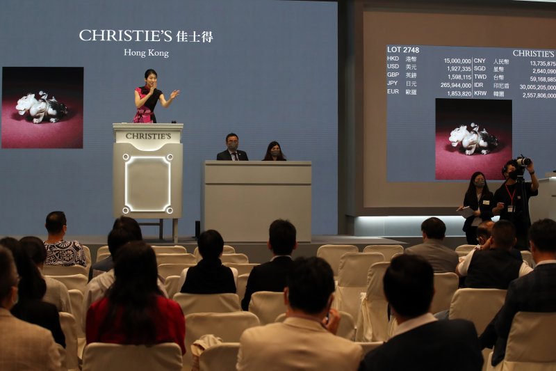 [홍콩=뉴시스] 박진희 기자 = 크리스티 홍콩 경매사가 29일 홍콩 컨벤션 센터(HKCEC)에 마련된 경매장에서 중국 옥 조각 작품을 경매하고 있다. 크리스티 홍콩은 올해 마지막 경매로 추정가 총 12억~17억 홍콩 달러(한화 약 2040억) 규모의 총 5개 경매를 펼친다. 2022.11.29. pak7130@newsis.com