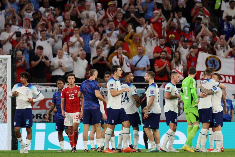 29일 오후(현지시간) 카타르 알라이얀 아흐메드 빈 알리 스타디움에서 열린 2022 카타르 월드컵 조별리그 B조 3차전 잉글랜드와 웨일스의 경기에서 3대 0으로 승리한 잉글랜드 선수들이 기쁨을 나누고 있다. 2022.11.30/뉴스1 ⓒ News1 이광호 기자